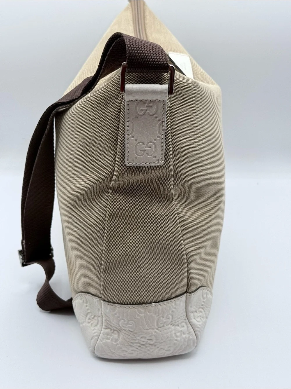 Gucci GG-Signature Messenger Bag. Beige Canvas & White Guccissima Leather. W/COA